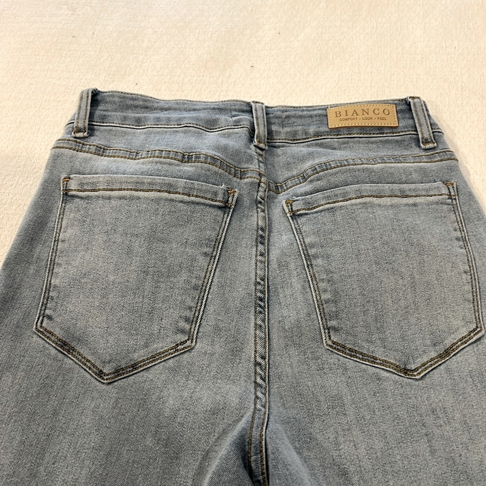 Bianco wide leg faded jeans. Size 26. Never been worn.